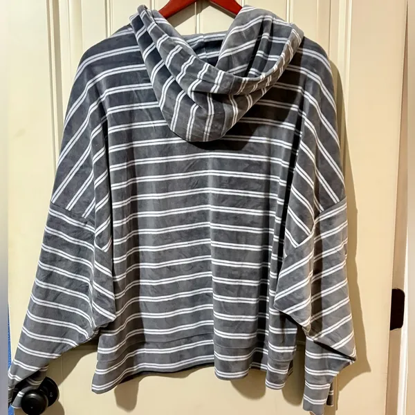American Eagle Gray/White Striped Cropped Hooded Sweatshirt - Image 5