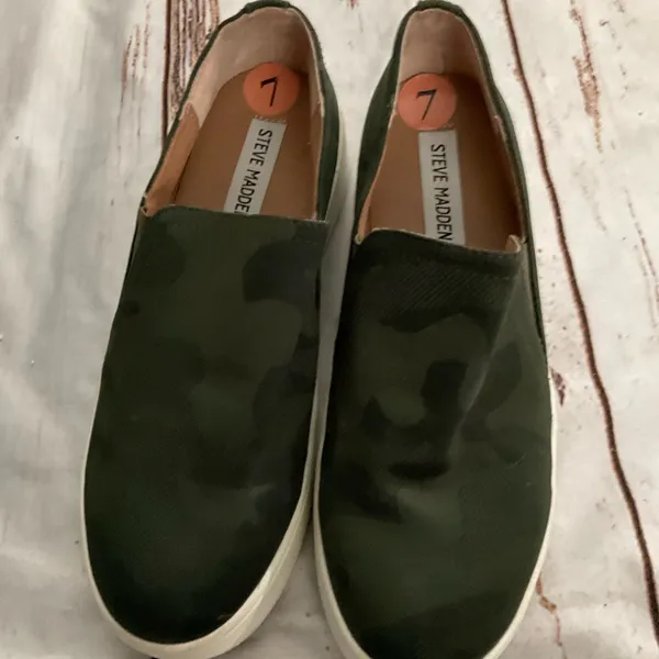 STEVE MADDEN CAMO SLIP ON‎ SNEAKERS - Image 8