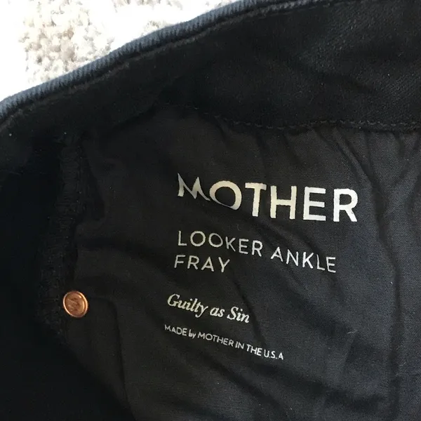 NWOT Mother Looker Ankle Fray Jeans in Guilty As Sin Distressed - Image 12