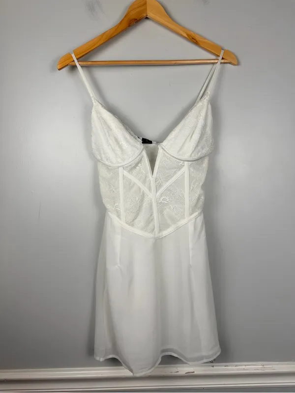 New Outcast Tyanna white mini dress lace sheer size medium FLAW - Image 2