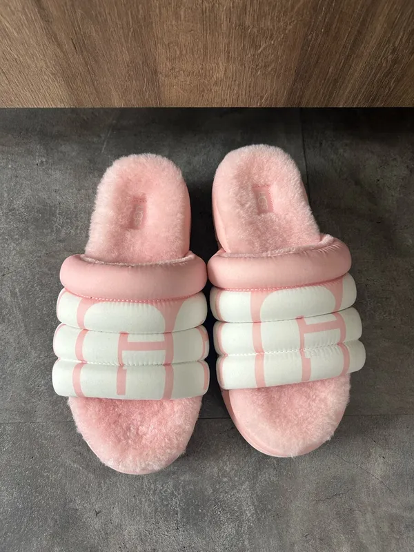 UGG Maxi Slide Slippers Logo Pink Scallop Women’s Size 8 NEW - Image 3