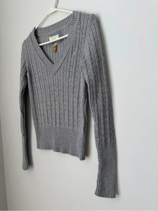 American Eagle Outfitters Y2K Grey Cable Knit V-Neck Sweater Womens Medium - Image 2