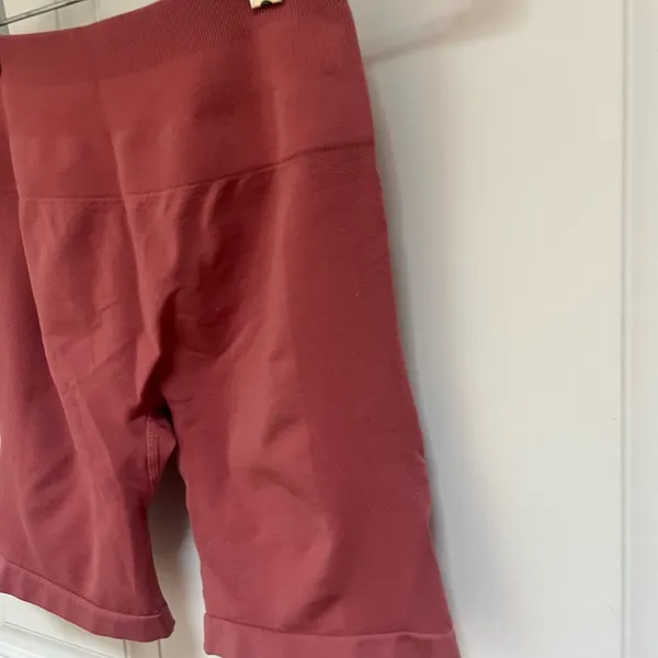 Aurola pink biker compression shorts with scrunch‎ size medium pink - Image 2