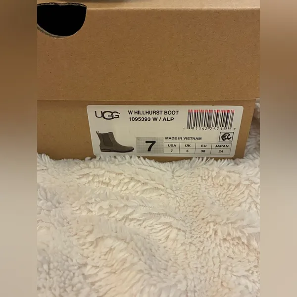 UGG Women’s Olive Green Chelsea Boots - Image 8