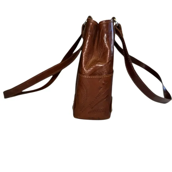 Vintage • Beautiful Embossed Leather Shoulder Bag • Made in Paraguay - Image 4