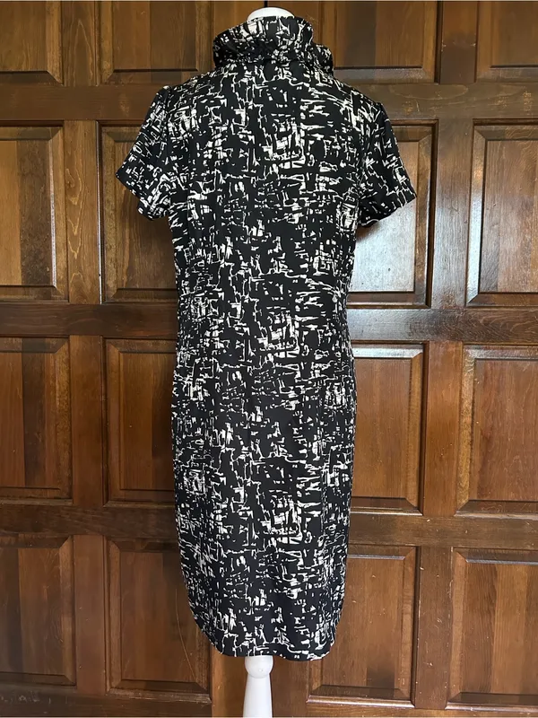 J. Crew 100% Silk‎ Abstract Print Ruffle Dress Size 8 Black White Shift - Image 5