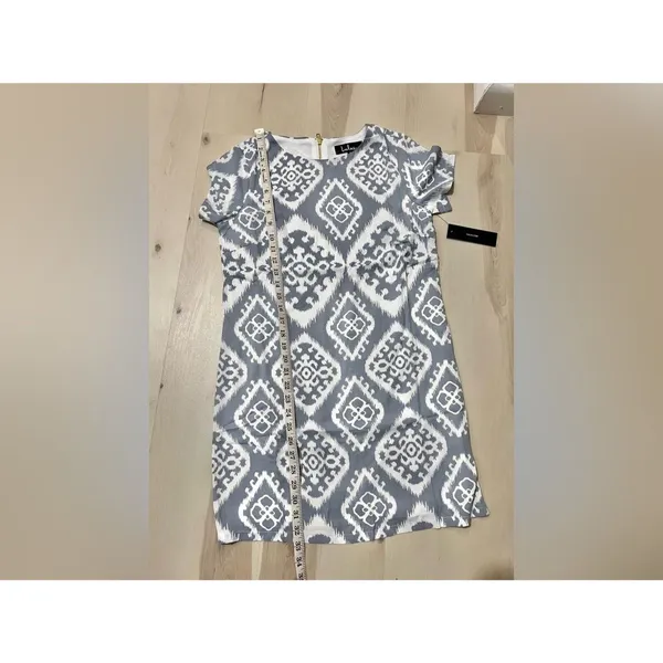 Lulus NWT Small Grey Ivory Geometric Slate Print Shift Dress Old Money Chic - Image 8