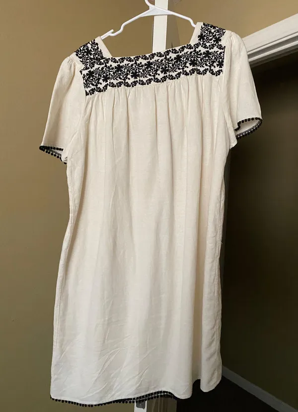 Old Navy Beautiful Embroidered Dress - Image 2