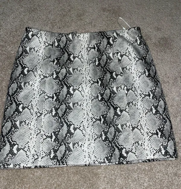 Faux leather snake skin skirt Size M - Image 2