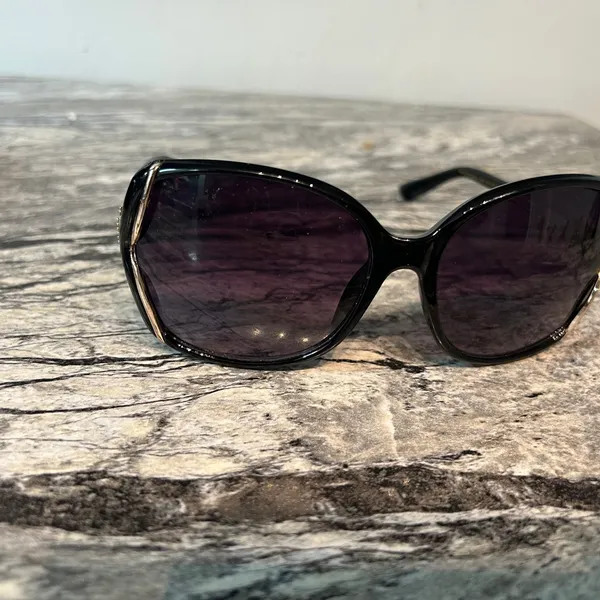 Jessica Simpson Elegant Black and Gold Sunglasses with Hard Case NWOT - Image 11