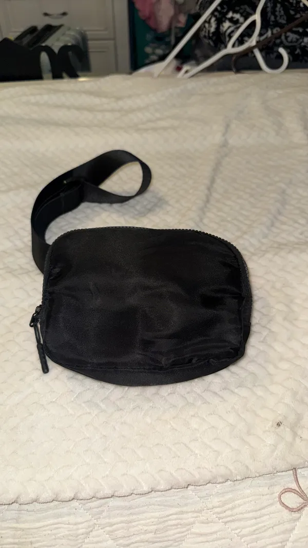 Black crossbody pouch - Image 2