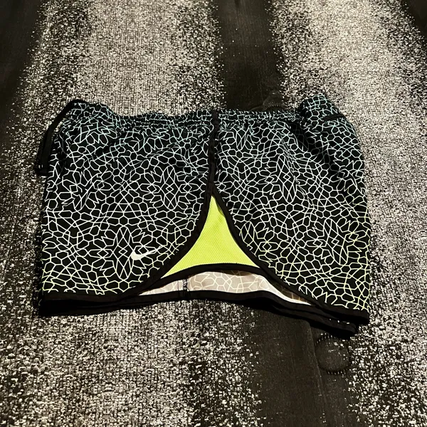 Womens large Nike Dri Fit shorts - Image 2