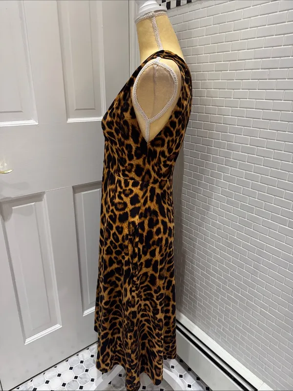 Socialite Deep double v neck leopard print sleeveless dress with pockets. Size Small. - Image 3