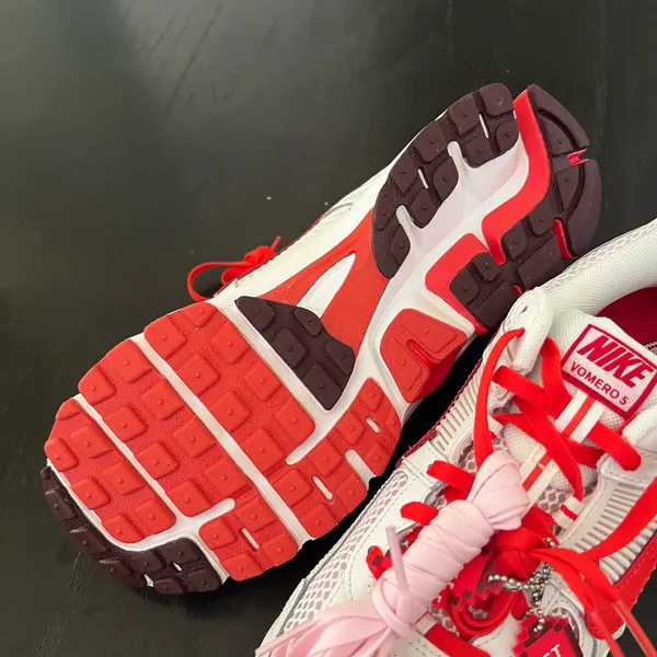 New NIKE Vomero 5 GS 'Valentine's Day 2025' - Image 9