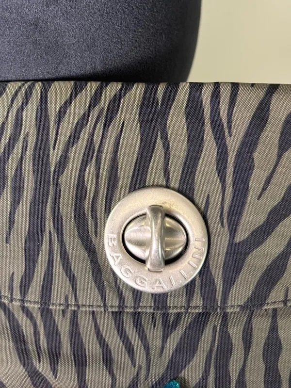 Baggallini Crossbody Purse Grey Black Zebra Animal Print Turn Lock Adjustable Sm - Image 3