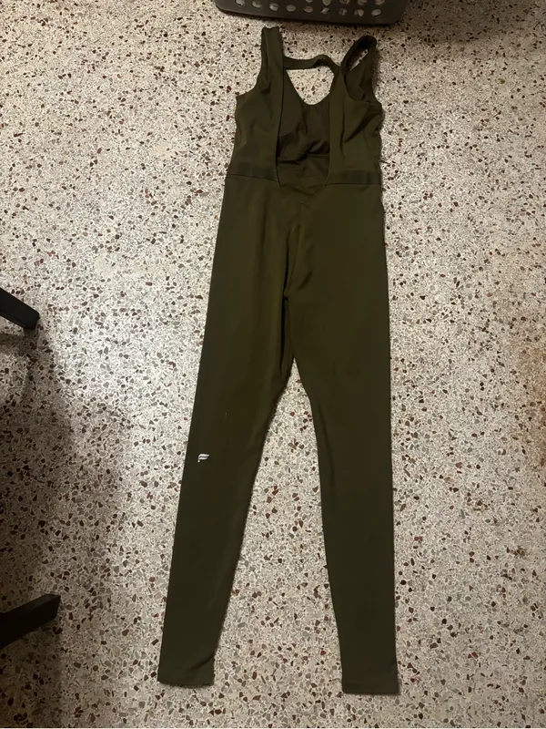 Fabletics Motion 365 onesie in olive green features a racerback design - Image 7