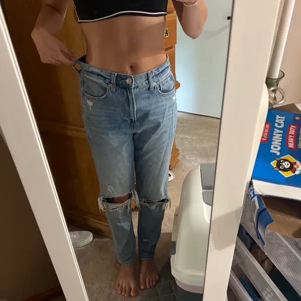 Light Wash Ripped American Eagle Mom Jeans size 6 - Image 7
