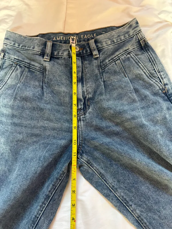 Tags: mom jeans, high rise jeans, light wash denim, casual, trendy, women’s jeans, American Eagle, size 4. - Image 11