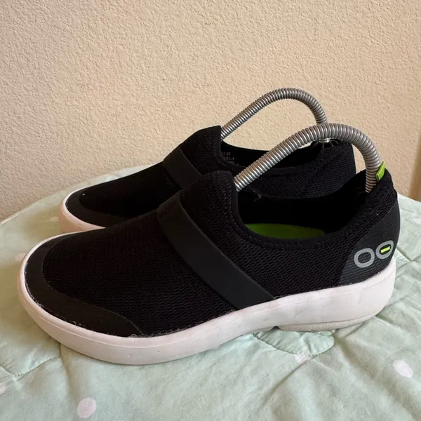 OOFOS Oomg Black Shoes Womens size 6 - Image 10