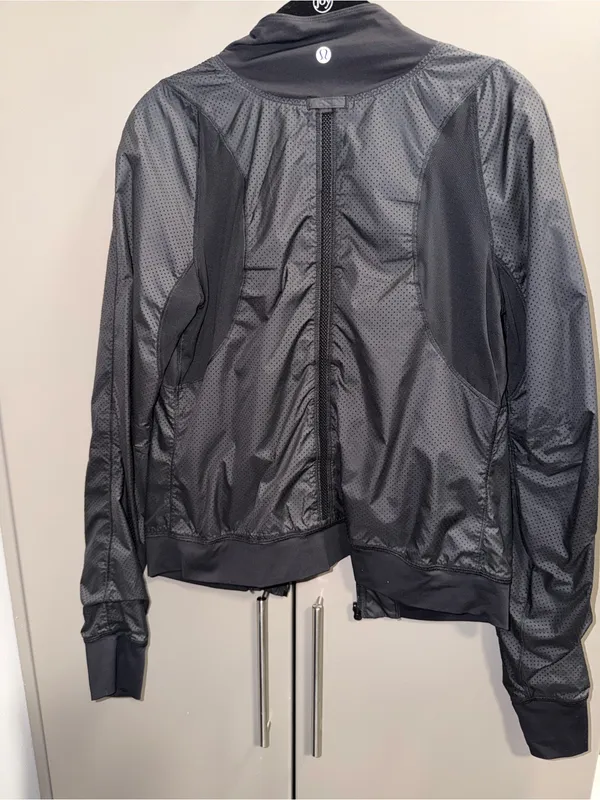Lululemon Lightweight reversible Bomber Jacket. Women’s 8! Sleek fit. - Image 6