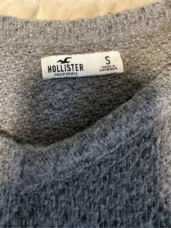 Hollister Women’s Gray V-Neck Knit Sweater - Image 3