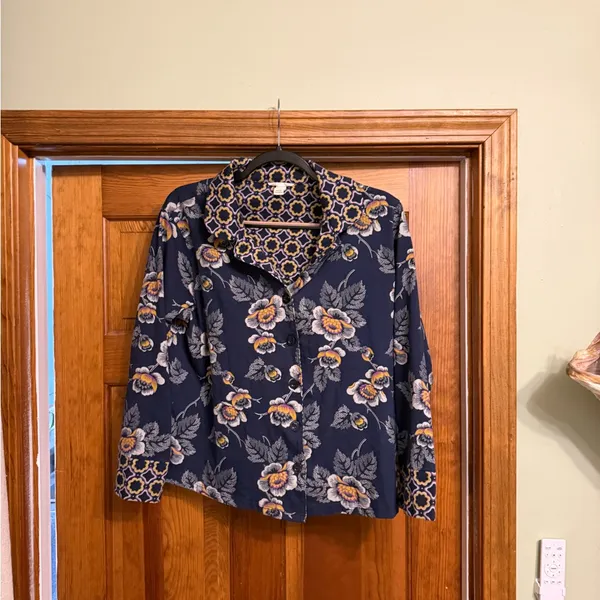 Vera Bradley Vintage Navy Floral Women’s Top Size Large - Image 10