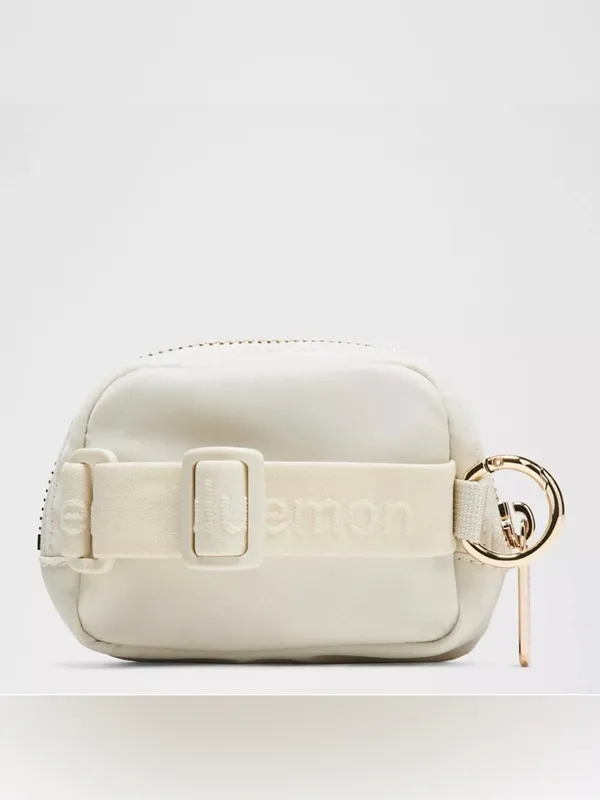 Lululemon Everywhere Belt Bag Nano- Bone/Gold Minimalist New with tags - Image 5