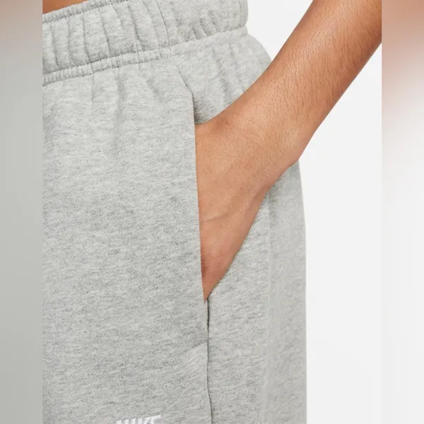 Nike Sportswear Club Fleece Cargo Jogger Sweatpants in Gray Size Medium - Image 3