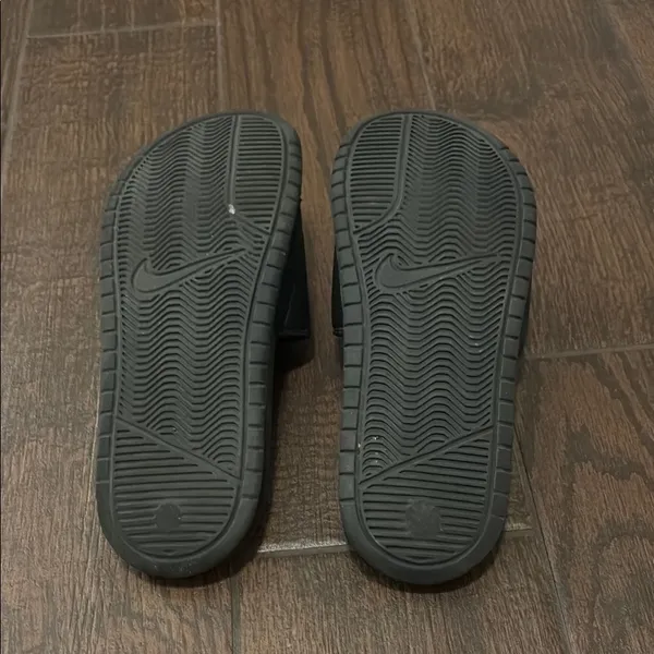 Nike Black and Pink Slide Sandals - Image 2