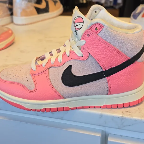 Nike High-Top Sneakers in Pink and Black - Image 3