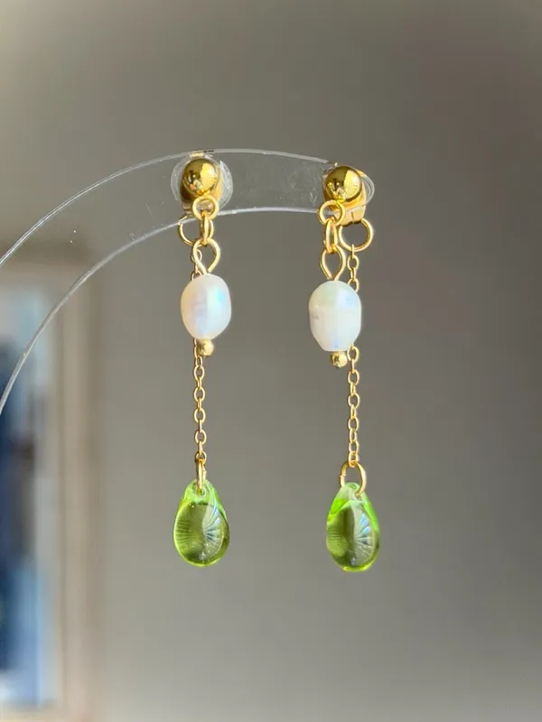 Handmade green mini teardrop Czech glass beads & freshwater pearls earrings💚 - Image 3