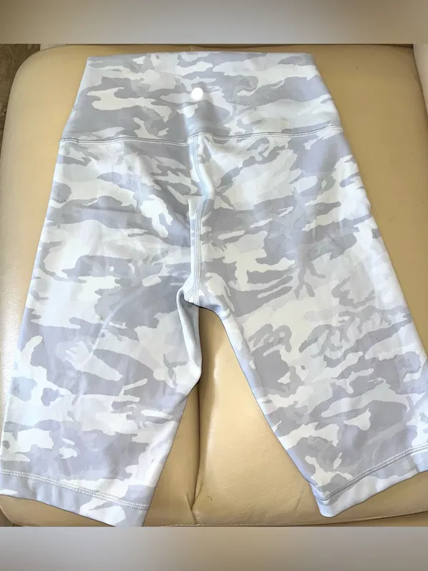 Lululemon Camo Biker Shorts Gray Size 6 - Image 2