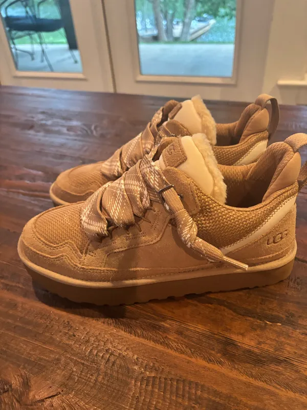 UGG size 9 like new condition - Image 3