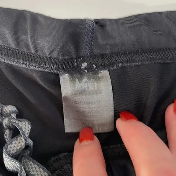 REI Capri athletic leggings. Size Medium. Black - Image 3