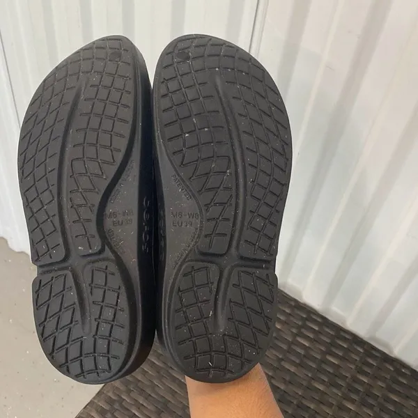 Oofos clogs shoes, women’s size 8 Black - Image 7