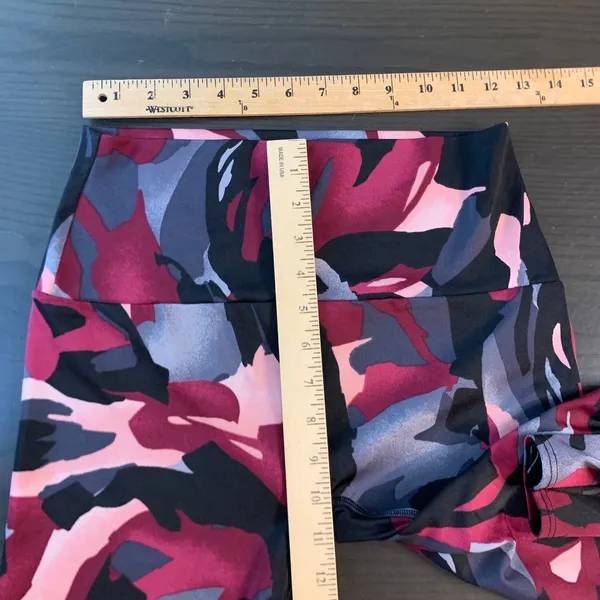 K-DEER Womens High Waisted Capri Leggings Abstract Camo‎ Burgundy Pink Gray L - Image 3