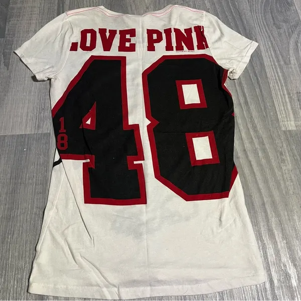 PINK Victoria’s Secret Bucky Badger UW Women's White Graphic Tee; Medium - Image 7