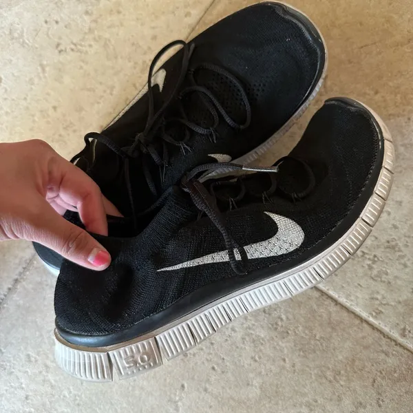 Black Nike running shoes - Image 3