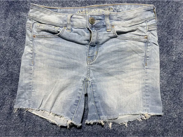 American Eagle Light Wash Denim Shorts with Frayed Hem Size 6 - Image 2