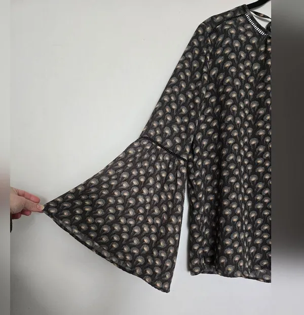 ANN TAYLOR LOFT Boho Peacock FeatherPrint Bell Sleeve Blouse Grey - Image 4
