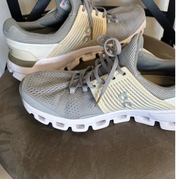 Size 8.5 On Cloud Gray/Cream Helion Cloud Tec Speedboard Running Shoes - Image 3