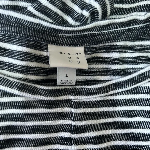 5/$30 🎈 A new day large striped tie front top - Image 4