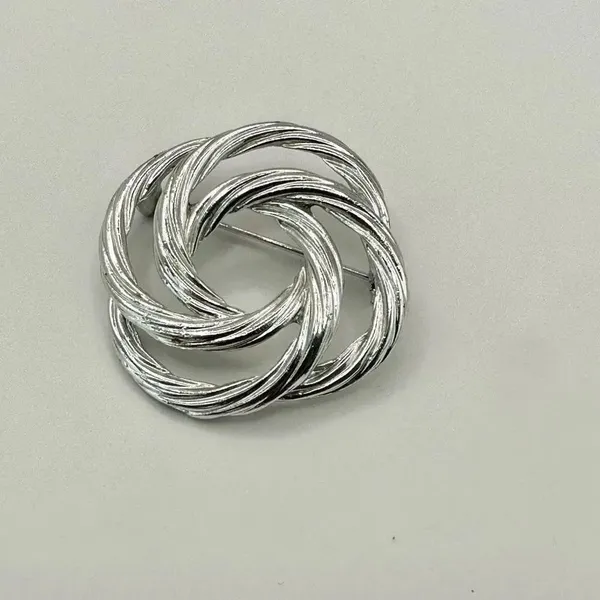 Vintage silver tone twisted knot Brooch - Image 9