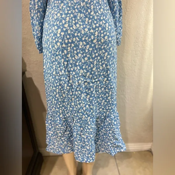 Reformation dress size 6 flattering silhouette, accentuated by the puff sleeves - Image 13