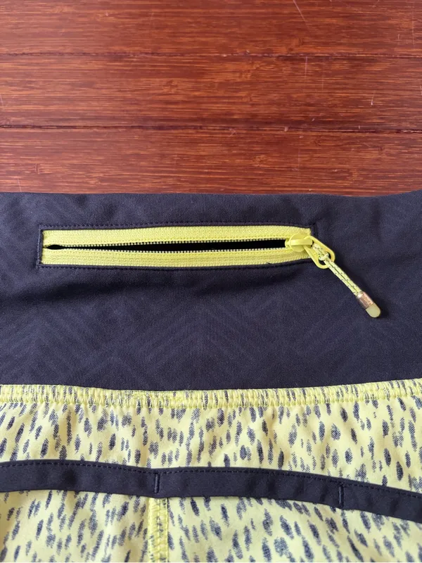 Lululemon Hotty Hot Short Dottie Dash Clarity Yellow Black / Black size 4 Small - Image 4
