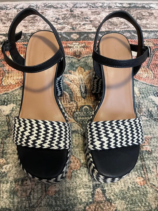 Universal Threads Black and White Chevron Platform Sandals - Image 3