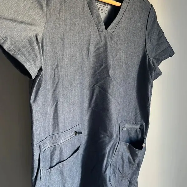Figs scrub zipper pockets - Image 5
