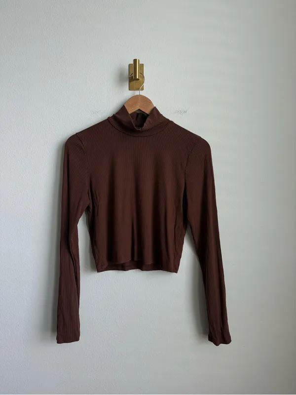 Wilfred Aritzia Brown Ribbed Cropped Mock Neck Long Sleeve Top Large - Image 3