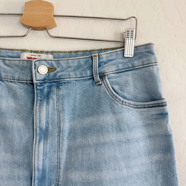 Wrangler High Rise Loose Straight Distressed Light Wash Jeans Size 12 - Image 6