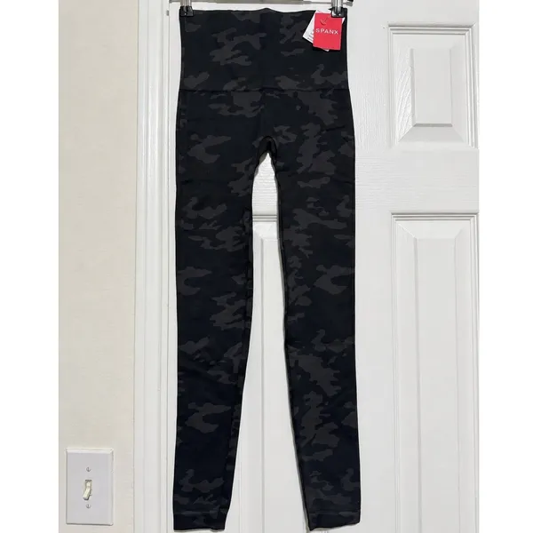 SPANX Look At Me Now Seamless Leggings Black Camo High Waist NWT Small - Image 2